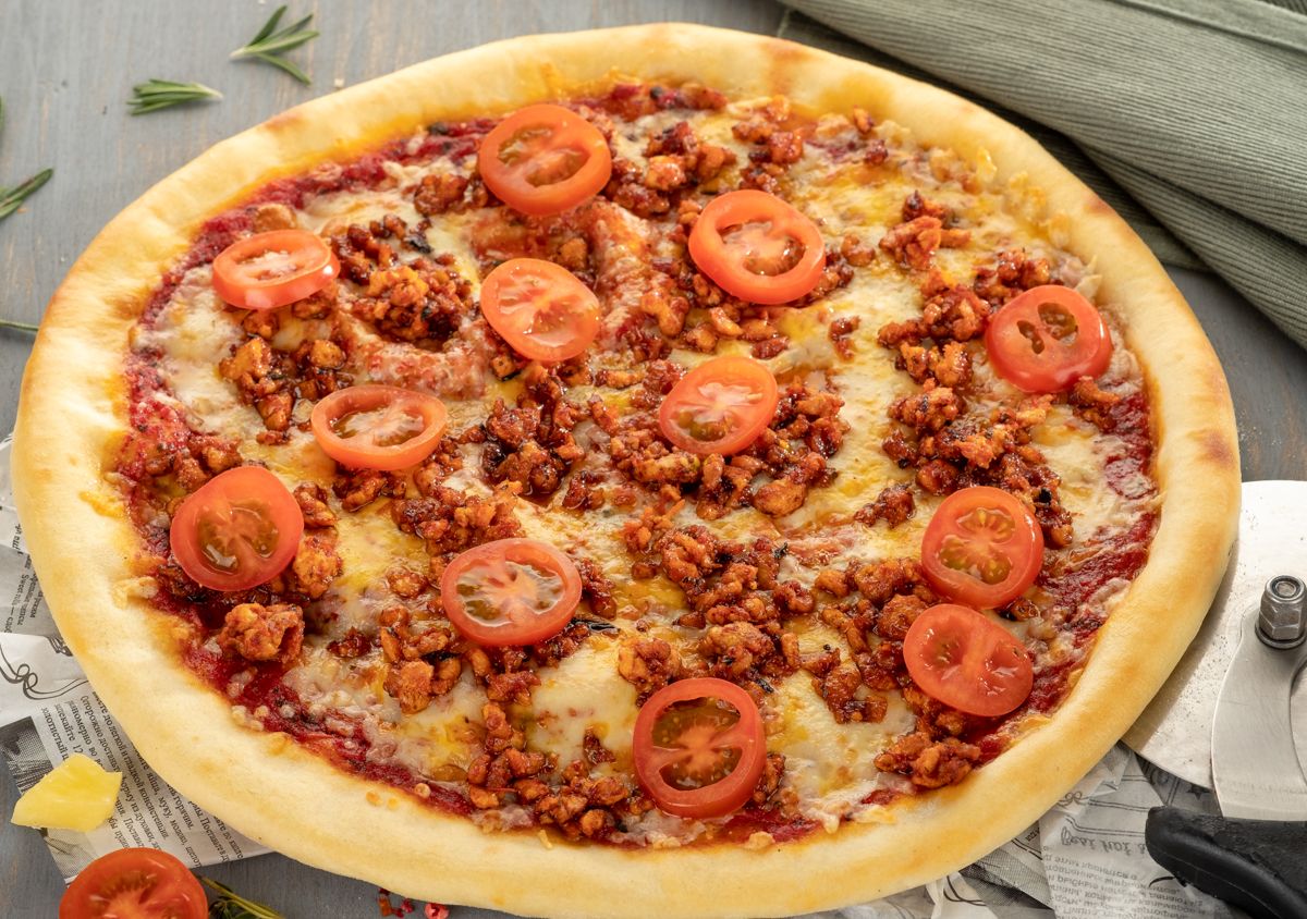 Цветная с фаршем. Pizza bolognese. Пицца болоньезе. Пицца с соусом болоньезе. Пицца с фаршем и помидорами.